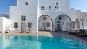 Outdoor pool, sun loungers - Museo Grand Hotel (Santorini)