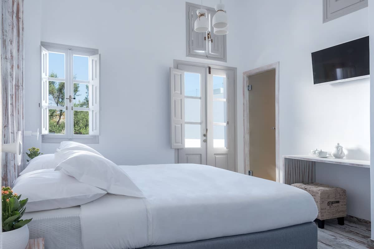 Deluxe Room | Minibar, in-room safe, blackout drapes, iron/ironing board