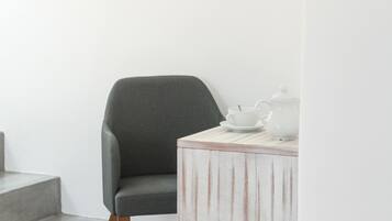 Grand-suite (Caldera View) | Minibar, pengeskab på værelset, mørklægningsgardiner