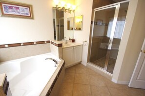 Familienvilla, eigener Pool, zum Garten hin | Dusche im Bad