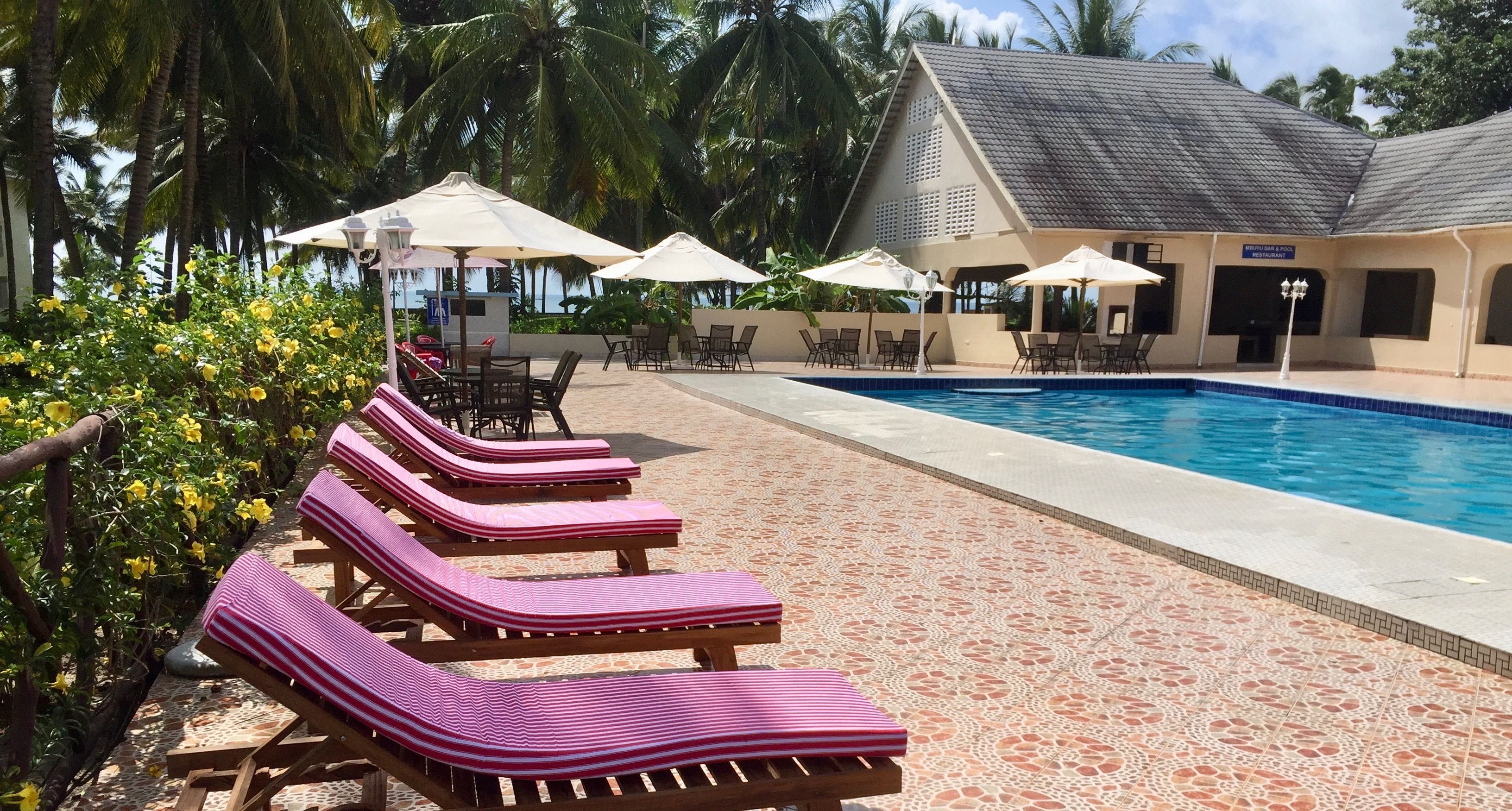 屋外プール、プール パラソル、サンラウンジャー