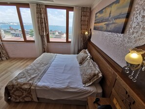 Exclusive Double Room | Peralatan tempat tidur premium, busa memori, bar mini 