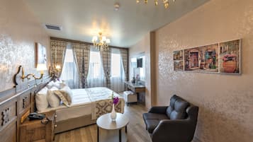 Deluxe driepersoonskamer | Luxe beddengoed, bedden met traagschuimmatras, een minibar