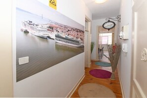 Interior - 7 Mares Hostel (Lisbon)