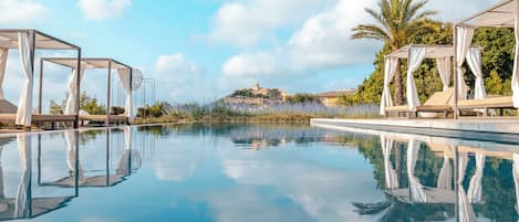 Inomhuspool och utomhuspool