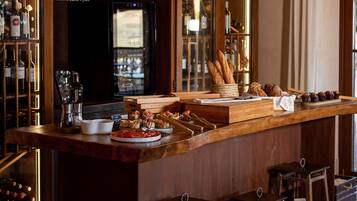 Petit déjeuner buffet (15.00 EUR par personne)