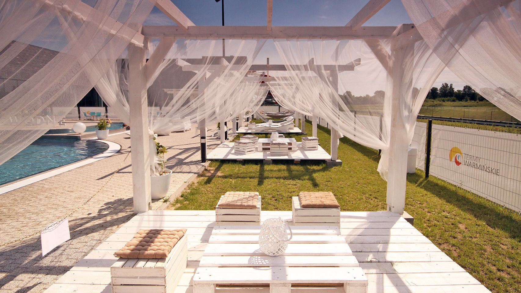 7 piscinas techadas, una piscina al aire libre