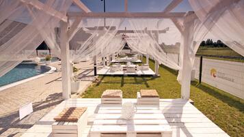 7 piscinas techadas, una piscina al aire libre