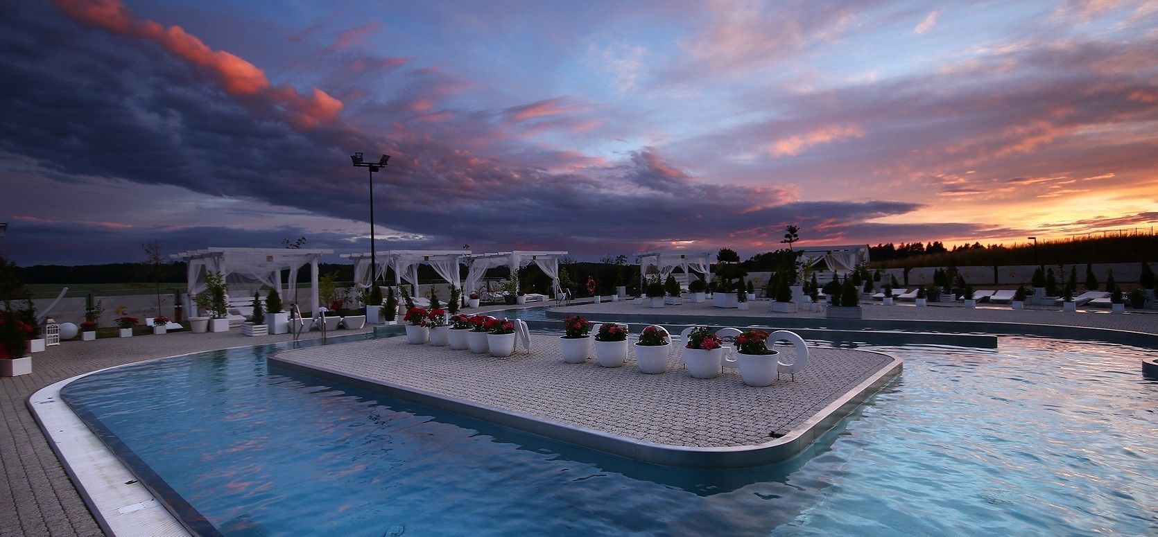 7 室内游泳池，室外游泳池，10:00 至 20:00 开放, 日光浴躺椅, 现场救生员