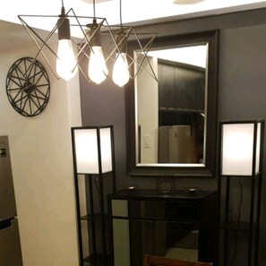 都會公寓客房, 吸煙房, 冰箱和微波爐 | 起居區 | 43-吋智慧型電視、衛星頻道、電視、Netflix