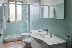 Villa, 5 Bedrooms | Bathroom | Deep soaking tub, free toiletries, hair dryer, bidet - Villa Marchetti (Cupra Marittima)