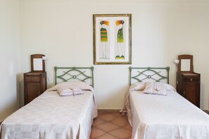 5 bedrooms, premium bedding, individually decorated, desk - Villa Marchetti (Cupra Marittima)