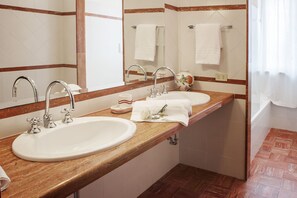 A bathroom with two sinks, a mirror, and a shower. - Villa Marchetti (Cupra Marittima)