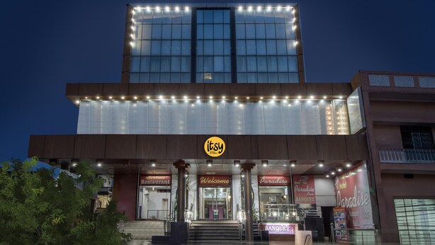A multi-story building with a prominent 'itsy' logo on the ground floor, featuring a restaurant named 'Spice N Flavour Restaurant' and a 'Paradise Inn' with a 'Banquet' sign. - Itsy Hotels Paradise Inn, Haridwar (Haridwar)