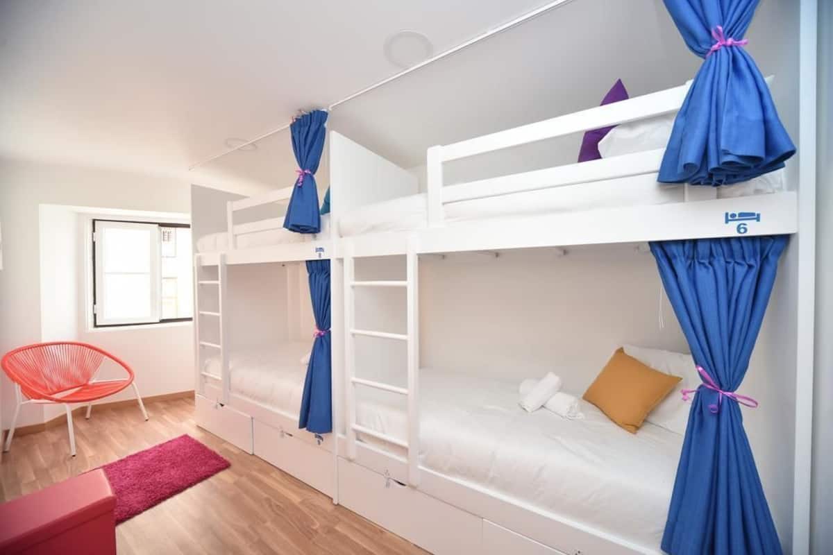 Bed in a Shared Mixed Dormitory | Ferros/tábuas de passar roupa, Wi-Fi de cortesia