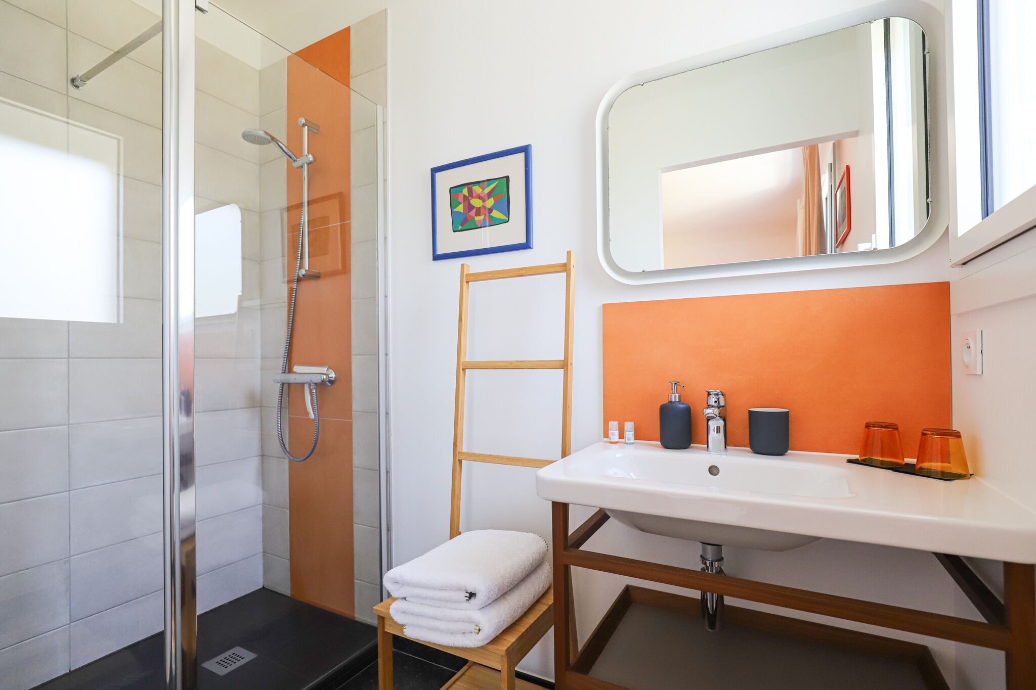 Tweepersoonskamer (Orange) | Badkamer met douche