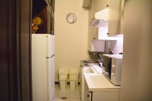 Deluxe Triple Room, Private Bathroom | Private kitchenette | Full-sized fridge, microwave, stovetop, electric kettle - Sweet Rooms in Easy House (Naples)