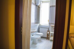 Deluxe Triple Room, Private Bathroom | Bathroom | Shower, hair dryer, bidet, towels - Sweet Rooms in Easy House (Naples)