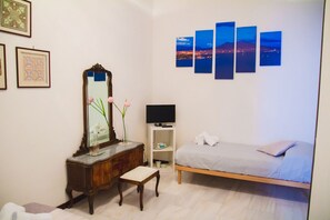 Deluxe Triple Room, Private Bathroom | Premium bedding, individually furnished, desk, laptop workspace - Sweet Rooms in Easy House (Naples)