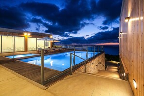 Piscina a l'aire lliure (horari: 07:30-22:00) i gandules 
