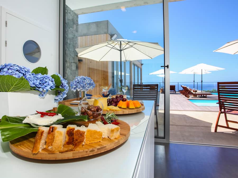 تناول الطعام داخل الغرفة