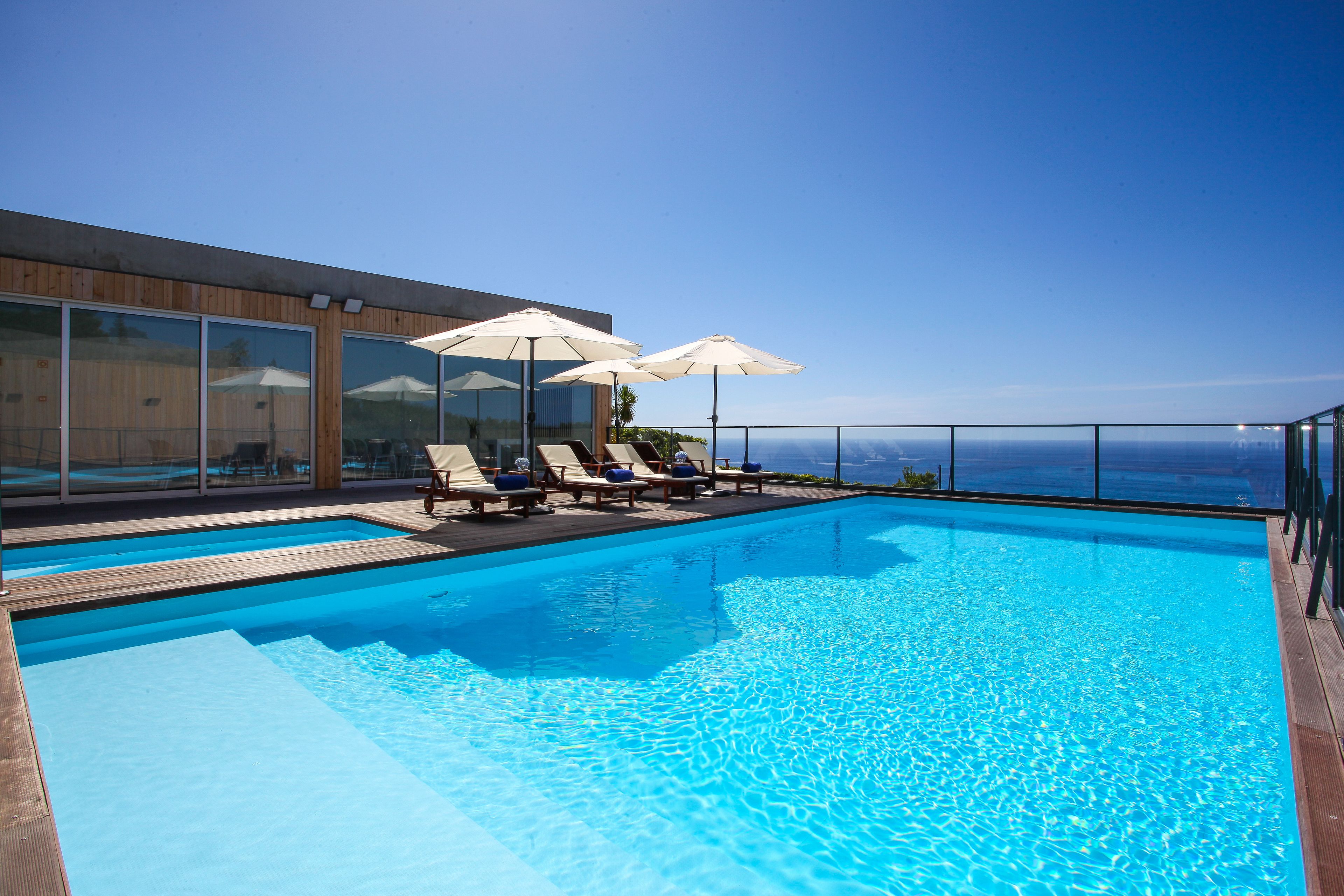 室外泳池；07:30 至 22:00 開放；躺椅