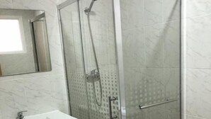 Shower - 7 Rivers Hostel (Lisbon)