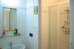 Basic Double or Twin Room | Bathroom | Shower, free toiletries, hair dryer, bidet - A Casa Romar (Turin)