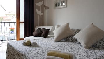 Basic-Doppel- oder -Zweibettzimmer | Individuell dekoriert, individuell eingerichtet, Schreibtisch