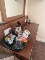 Egyptian cotton sheets, premium bedding, pillowtop beds, desk