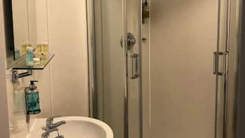 Artículos de tocador gratuitos, secador de pelo, toallas, jabón