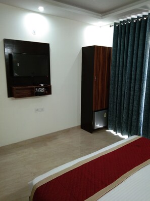 In-room safe, soundproofing, iron/ironing board, free WiFi
