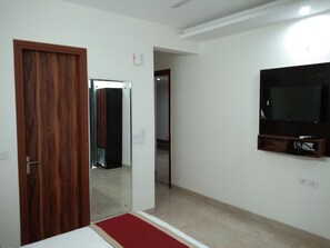 In-room safe, soundproofing, iron/ironing board, free WiFi