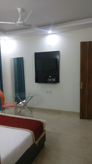 In-room safe, soundproofing, iron/ironing board, free WiFi