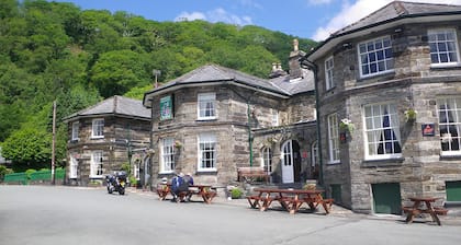 The Oakeley Arms Hotel