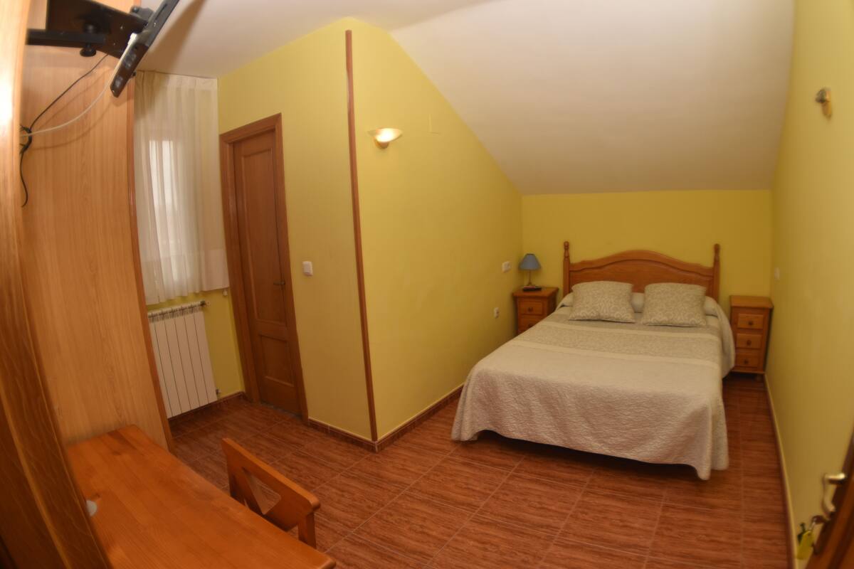 Single Room | Desk, laptop workspace, iron/ironing board (on request), free WiFi