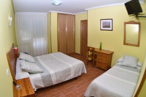 Triple Room | Desk, laptop workspace, iron/ironing board, free WiFi - La Montaña Palentina (Guardo)
