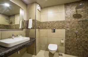 Deluxe Double Room | Bathroom | Shower, rainfall showerhead, free toiletries, slippers - Hotel K2 Inn (Srinagar)