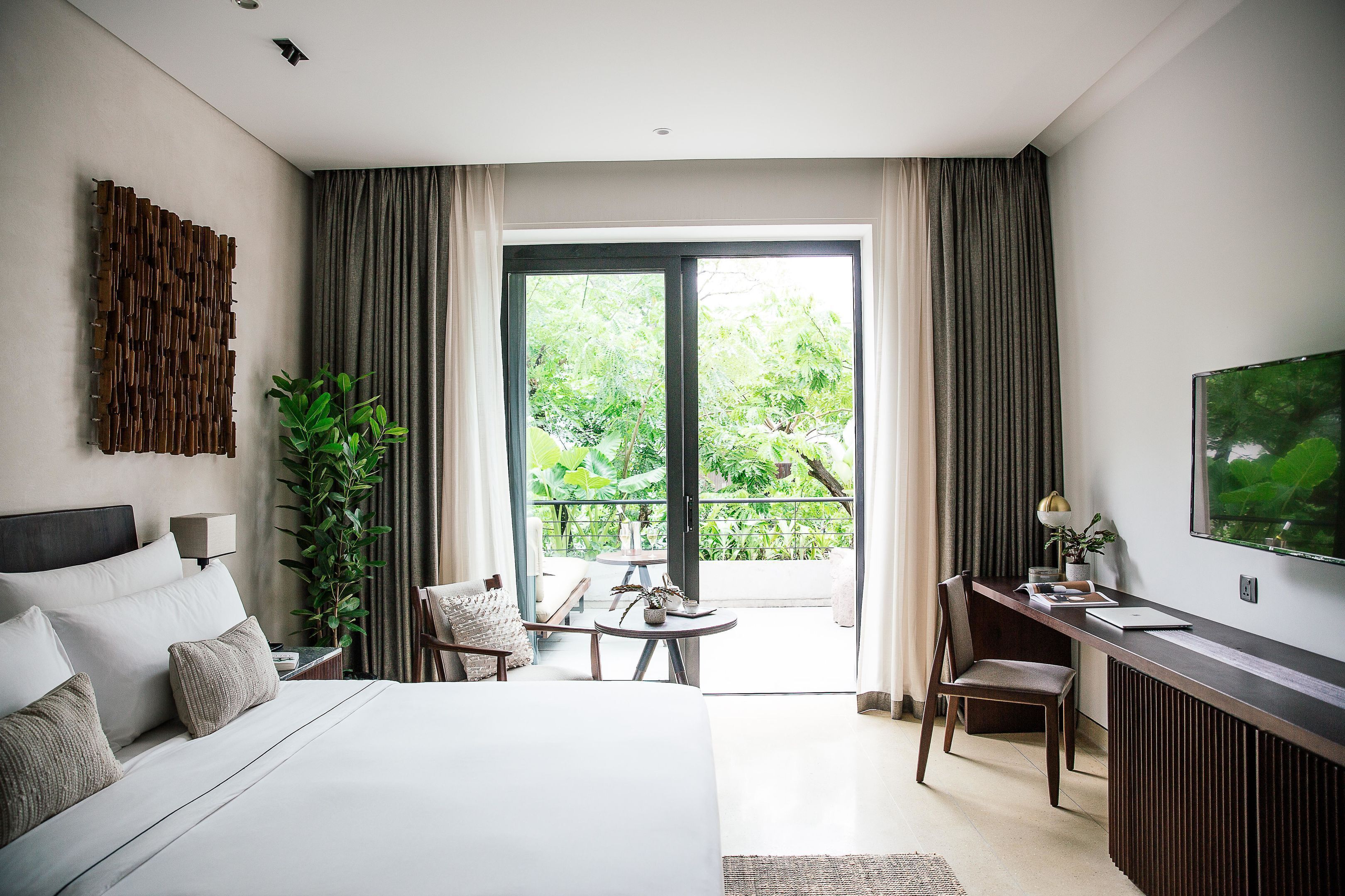 Deluxe Living King Room | Frette Italian sheets, premium bedding, minibar, in-room safe