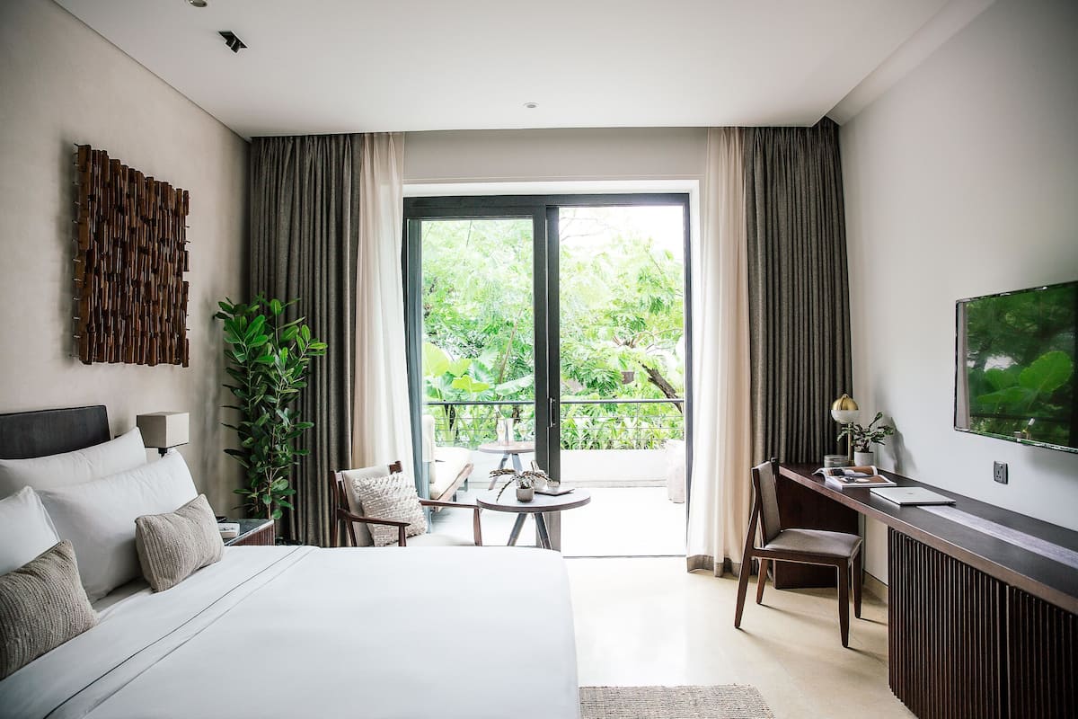 Deluxe Living King Room | Frette Italian sheets, premium bedding, minibar, in-room safe