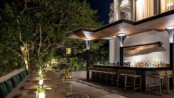 3 restaurants, breakfast, lunch, dinner served; international cuisine