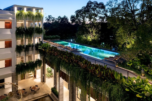 Piscine extérieure, parasols de plage, chaises longues