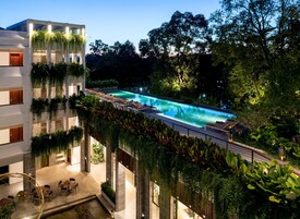 室外游泳池，06:00 至 22:00 开放，池畔遮阳伞，日光浴躺椅