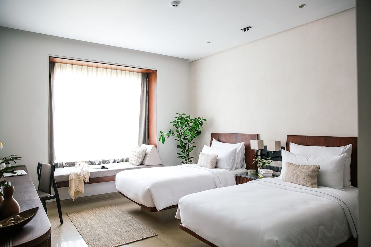 Deluxe-Zweibettzimmer (Urban) | Italienische BettbezĂŒge von Frette, hochwertige Bettwaren, Minibar