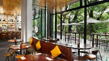 3 restaurants, spécialités Cuisine internationale