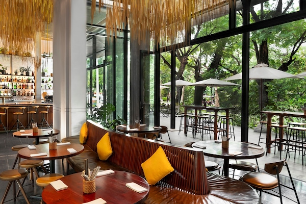 3 restaurants servant le petit déjeuner, le déjeuner et le dîner
