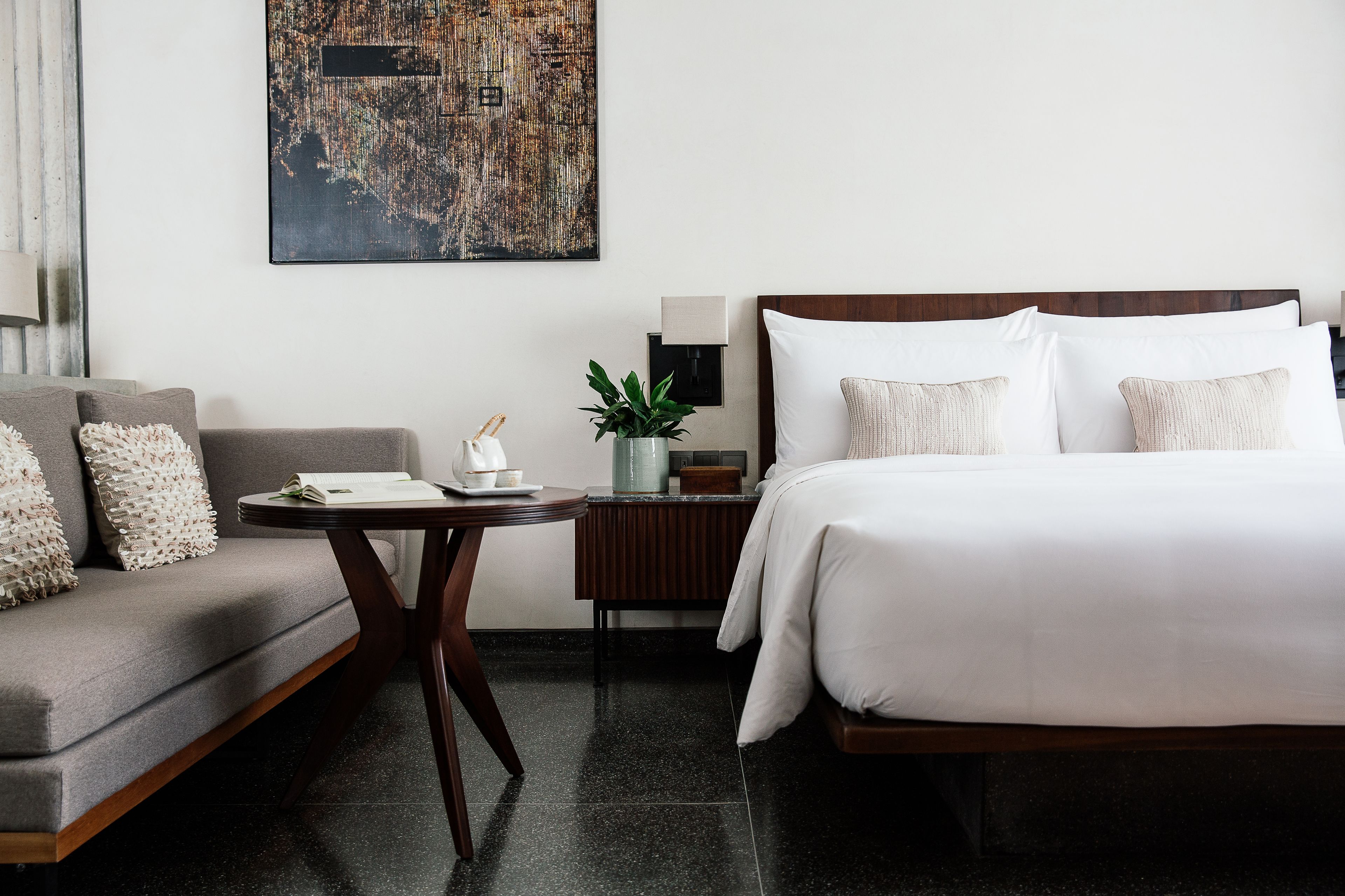 Kamar Junior | Seprai Frette Italia, seprai premium, minibar, dan brankas