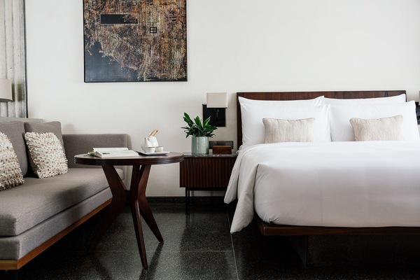 Kamar Junior | Seprai Frette Italia, seprai premium, minibar, dan brankas