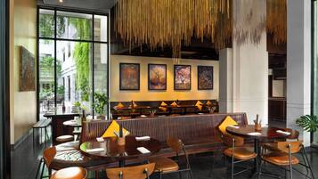 3 restaurants; breakfast, lunch and dinner served