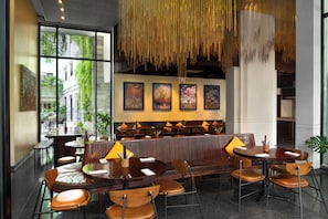 3 restaurantes: opção de café da manhã, almoço e jantar